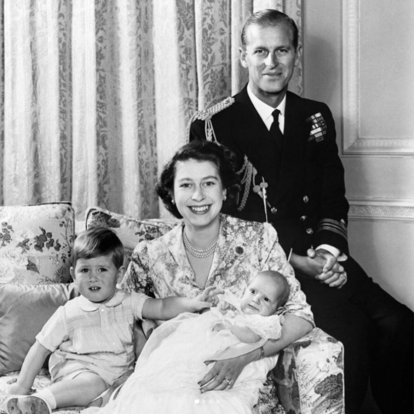 若かりし頃のフィリップ王配とエリザベス女王（画像は『The Royal Family　2017年10月23日付Instagram「This morning The Queen will visit HMS SUTHERLAND to mark the 20th anniversary of the ship’s commissioning.」（Press Association）』のスクリーンショット）