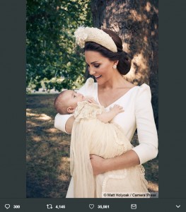 クラレンス・ハウスのガーデンで撮影されたルイ王子＆キャサリン妃（画像は『Kensington Palace　2018年7月15日付Twitter「The Duchess of Cambridge and Prince Louis in the garden at Clarence House, following Prince Louis’s christening.（by Matt Holyoak.）」』のスクリーンショット）