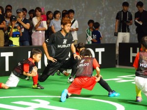 子ども達に交じりウォーミングアップする大迫勇也選手