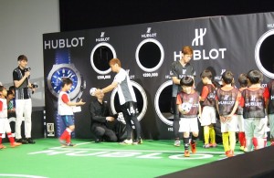 子ども達にサイン入りボールをプレゼントする乾貴士選手と大迫勇也選手