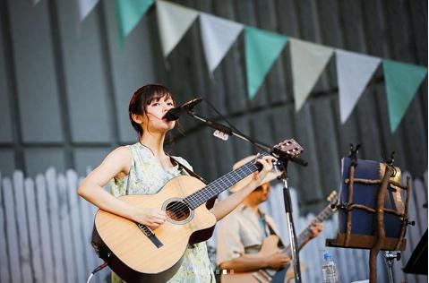 日比谷野音ライブで歌う藤原さくら（画像は『藤原さくら　2018年7月16日付Instagram「野音ありがとう！」』のスクリーンショット）