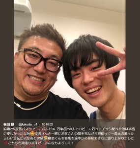 福田雄一監督と菅田将暉（画像は『福田雄一　2018年7月17日付Twitter「銀魂2の宣伝バスツアー。バルト9に万事屋の3人とロビーに行ってチラシ配ったのは本当に楽しかったなあ」』のスクリーンショット）