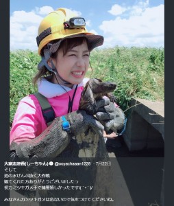 カミツキガメを手で捕まえた大家志津香（画像は『大家志津香（しーちゃん）　2018年7月22日付Twitter「そして 池の水ぜんぶ抜く大作戦 観てくれた方ありがとうございましたっ」』のスクリーンショット）