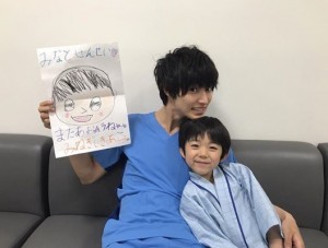 山崎賢人と子役の嶺岸煌桜くん（画像は『山崎賢人　2018年7月12日付Instagram「『グッド・ドクター』新堂湊です」』のスクリーンショット）