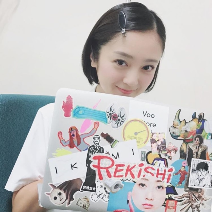 “レキシ愛”を見せた安達祐実（画像は『安達祐実　2018年7月19日付Instagram「＃私のPC ＃PCにも私がいるよ」』のスクリーンショット）