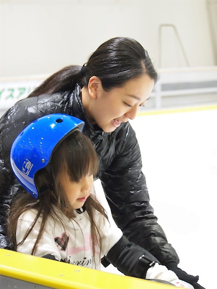 子供に寄り添って歩き方を教える浅田真央