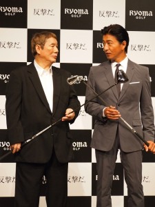 写真撮影の間に雑談するビートたけしと木村拓哉