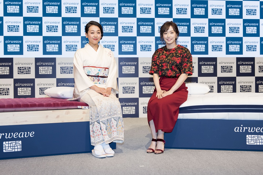 『エアウィーヴ 新商品発表会』にて浅田真央と石川佳純選手