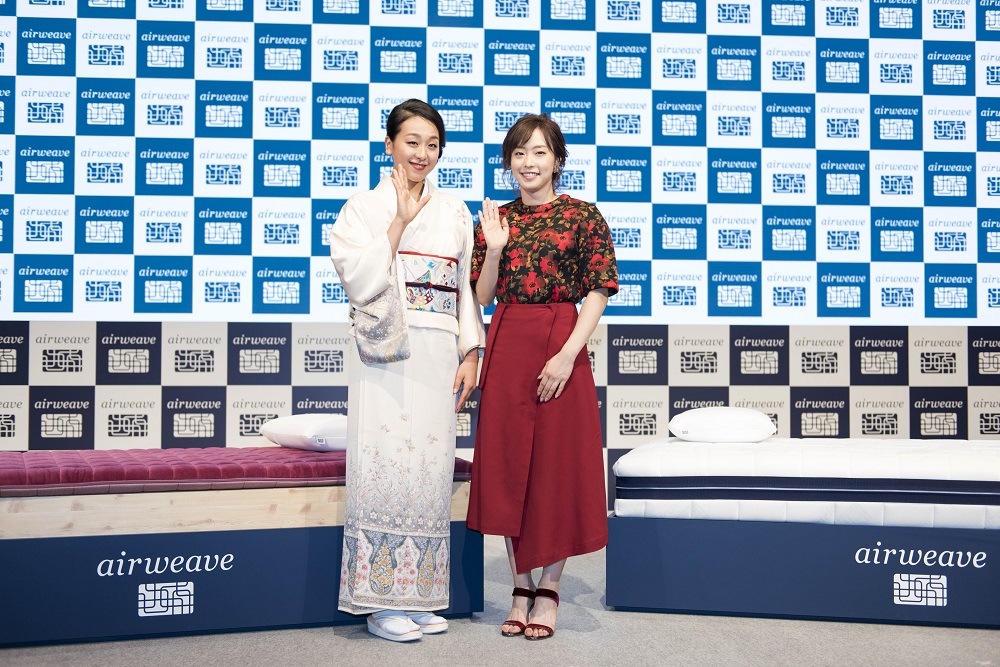 浅田真央はしっとり和装で、石川佳純選手は赤い花柄のトップスにロングスカートで登場