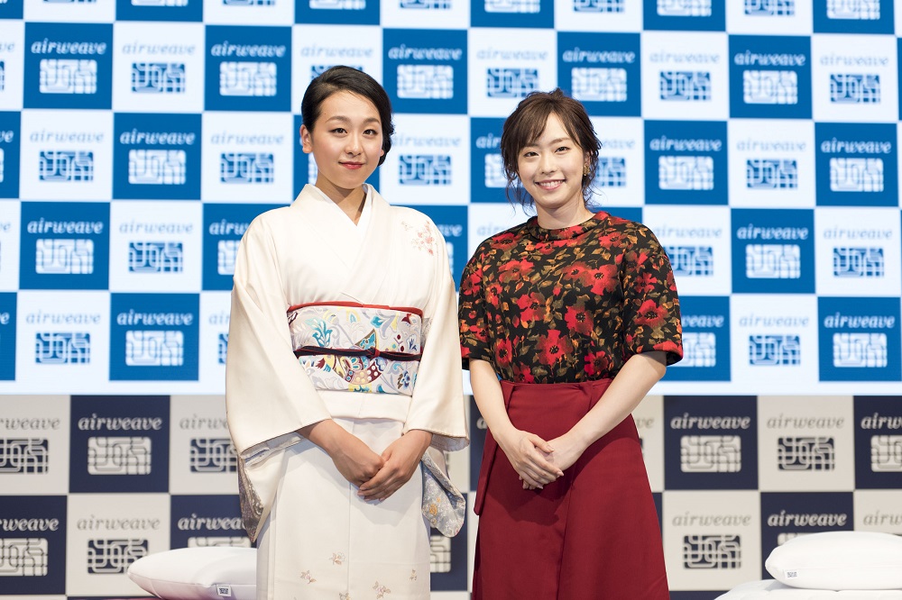 『エアウィーヴ 新商品発表会』に出席した浅田真央と石川佳純選手