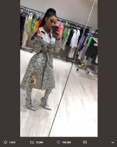 キムの“全身ドル札コーデ”（画像は『Kim Kardashian West　2018年9月27日付Twitter』のスクリーンショット）