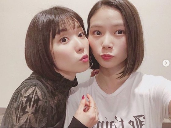 仲がいい朝日奈央と松岡茉優（画像は『朝日奈央 asahi nao　2018年9月28日付Instagram「アイドルぽくがテーマ」』のスクリーンショット）