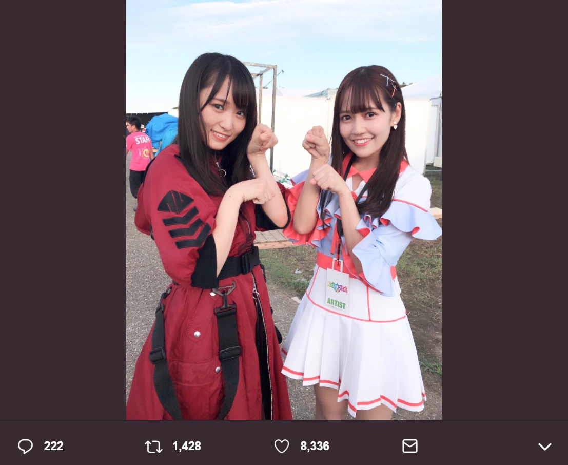 欅坂46菅井友香とイコラブ諸橋沙夏の“がんばりきポーズ”（画像は『諸橋沙夏　2018年9月22日付Twitter「実は…欅坂46の菅井友香さんとお写真撮っていただきました」』のスクリーンショット）