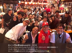 ブッチャーブラザーズ・リッキーの還暦を祝うサンミュージック芸人たち（画像は『カンニング竹山　2018年9月16日付Twitter「サンミュージック芸人によるブッチャーブラザーズのリッキー師匠の還暦祝い！」』のスクリーンショット）