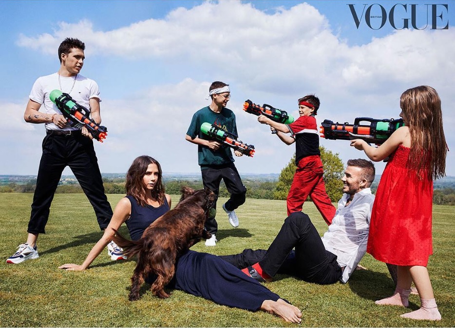 絵になるベッカムファミリー（画像は『Victoria Beckham　2018年9月3日付Instagram「Thank you ＠britishvogue ＠mikaeljansson for these special pictures of me with ＠davidbeckham, ＠brooklynbeckham, ＠romeobeckham, ＠cruzbeckham, ＃HarperSeven and Olive.」』のスクリーンショット）