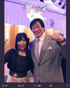 鈴華ゆう子と小橋建太（画像は『小橋建太（KENTA KOBASHI）　2018年10月2日付Twitter「和楽器バンドのボーカル 鈴華ゆう子さんと記念撮影。」』のスクリーンショット）