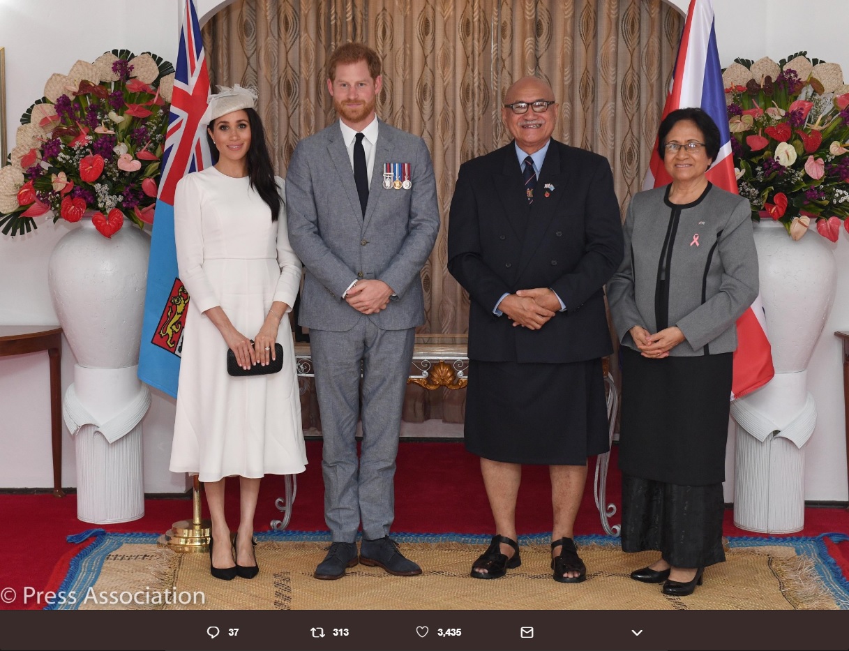 フィジー共和国ジオジ・コンロテ大統領夫妻との4ショット（画像は『Kensington Palace　2018年10月23日付Twitter「At Borron House, The Duke and Duchess of Sussex called on President Jioji Konrote and First Lady Faga Sarote, at the start of ＃RoyalVisitFiji.」』のスクリーンショット）