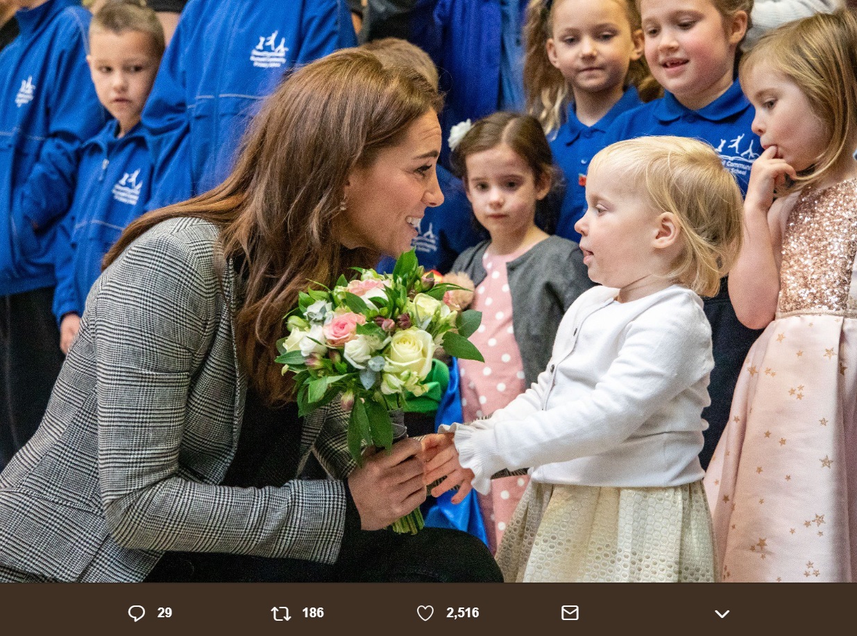 ソフィーちゃんという少女から花束を受け取るキャサリン妃（画像は『Kensington Palace　2018年10月30日付Twitter「At the end of the visit to ＠WeAreCoachCore in Essex, The Duchess of Cambridge received a posy from Sophie Mitchell.」』のスクリーンショット）