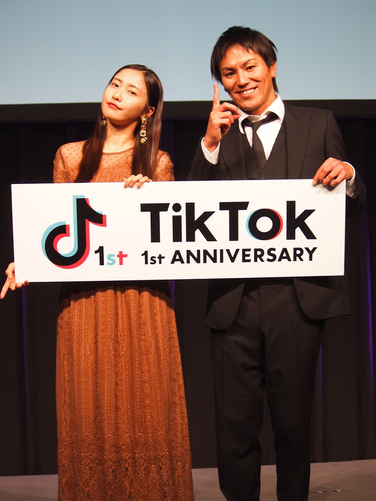 TikTokerの狩野英孝と佐野ひなこ