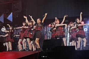 AKB48“ACO選抜”でセンターの板野友美と並ぶ柏木由紀、河西智美（画像は『和田アキ子　2018年10月18日付Instagram「＃WADAfes ＃AKB48 ＃AKO選抜」』のスクリーンショット）