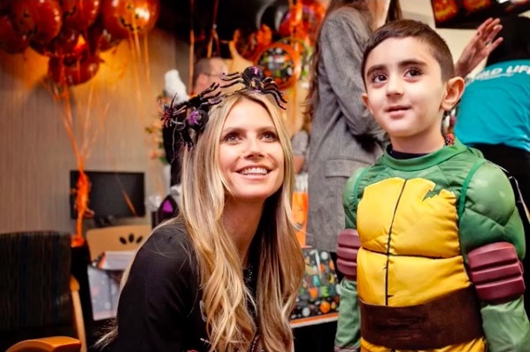 ハイディのカチューシャもハロウィンムード満点！（画像は『Heidi Klum　2018年10月5日付Instagram「What an incredible afternoon at ＠ChildrensLA celebrating Halloween Thank you ＠PartyCity for the amazing costumes and arts ＆ crafts!」』のスクリーンショット）