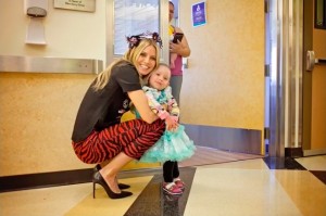 廊下では少女とギュッとハグも（画像は『Heidi Klum　2018年10月5日付Instagram「What an incredible afternoon at ＠ChildrensLA celebrating Halloween Thank you ＠PartyCity for the amazing costumes and arts ＆ crafts!」』のスクリーンショット）