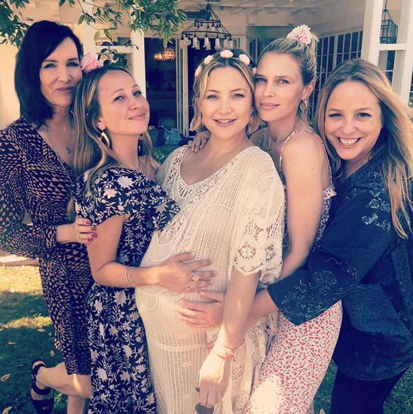 ケイト・ハドソン、出産前のベビーシャワーにて（画像は『JENNIFER MEYER　2018年9月23日付Instagram「Today, celebrating our baby girl who's having a baby girl」』のスクリーンショット）