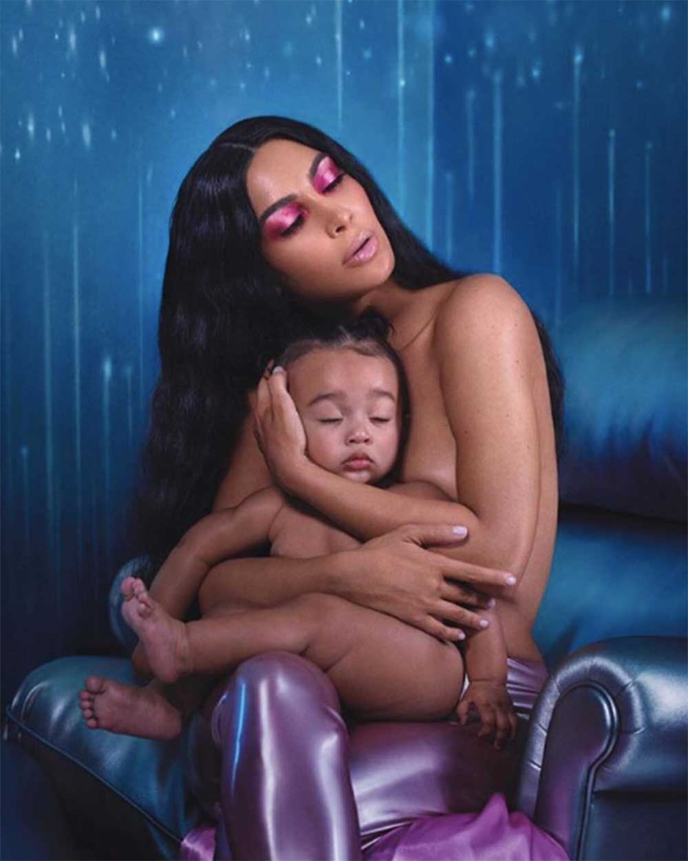 娘シカゴちゃんと「KKW BEAUTY」キャンペーンに登場したキム（画像は『Kim Kardashian West　2018年10月26日付Instagram「My heavenly baby! Showing off the new pink shadows in the Flashing Lights Collection wearing Flashy and High Key available at KKWbeauty.com」』のスクリーンショット）