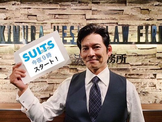 弁護士役の織田裕二（画像は『【公式】SUITS/スーツ　2018年10月8日付Instagram「＃ドラマスーツ いよいよ今夜9時スタート」』のスクリーンショット）