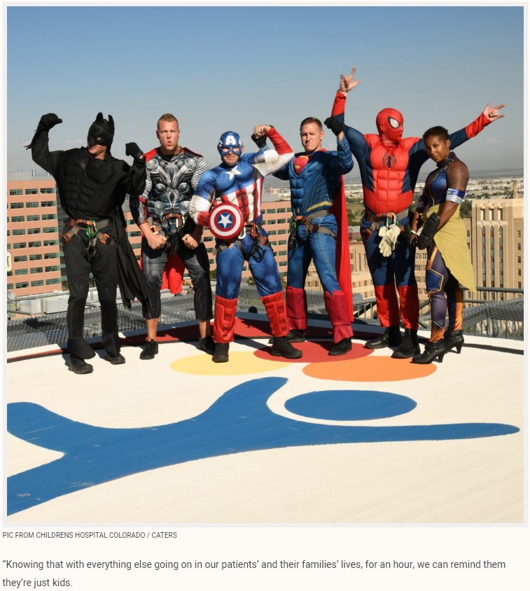 ヒーローに成りきった「SWAT」メンバーたち（画像は『Storytrender　2018年10月5日付「S.W.A.T. TEAM IN SUPERHERO COSTUMES RAPPELS DOWN CHILDREN’S HOSPITAL TO DELIGHT STUNNED PATIENTS」（PIC FROM CHILDRENS HOSPITAL COLORADO / CATERS）』のスクリーンショット）