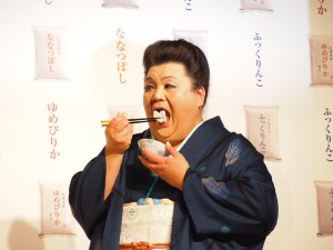 北海道のお米を試食するマツコ・デラックス