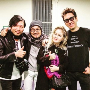 渡邉貢、高橋まこと、JILL、布袋寅泰（画像は『HOTEI Official　2018年11月27日付Instagram「NHKホール終演後楽屋にて。古き良き仲間たちと。」（photo by 山本倫子）』のスクリーンショット）