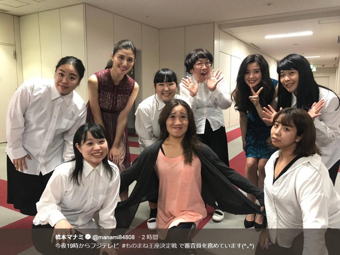 キンタロー。＆松木坂46と橋本マナミ、朝比奈彩（画像は『橋本マナミ　2018年11月30日付Twitter「今夜19時からフジテレビ ＃ものまね王座決定戦 で審査員を務めています」』のスクリーンショット）