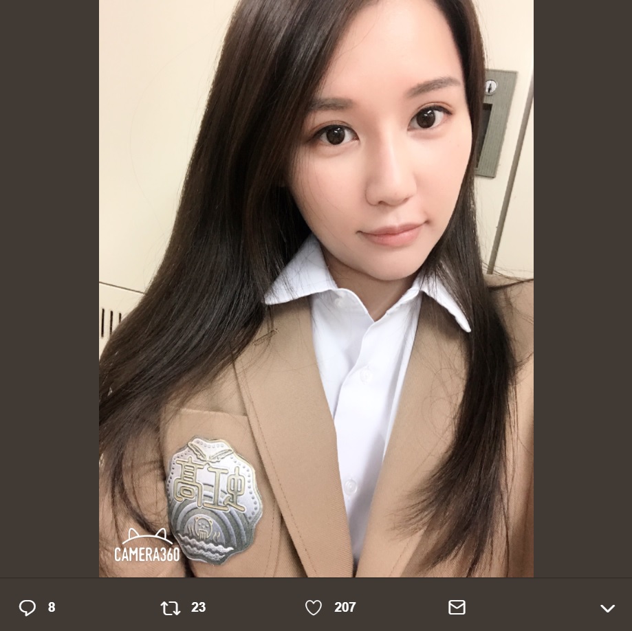 制服姿の鈴木まりや（画像は『鈴木まりや　2018年11月11日付Twitter「【舞台出演情報】コメディです!!!」』のスクリーンショット）