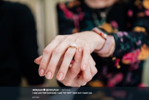 デビー・ライアンが受け取った美しい婚約指輪（画像は『debbyryan　2018年12月22日付Twitter「I said yes! Well technically I said “NO WAY” twice but I meant yes」』のスクリーンショット）