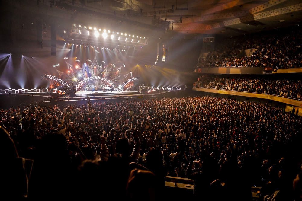 客席を埋め尽くしたファンで沸いたTHE ALFEE日本武道館公演 （C）上飯坂一