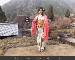 松井珠理奈、雰囲気のあるかやぶき屋根を背に（画像は『SKE48支配人 湯浅洋　2018年12月20日付Twitter「本日 ＃松井珠理奈 が前略、大徳さんのロケを行ってきました！」』のスクリーンショット）