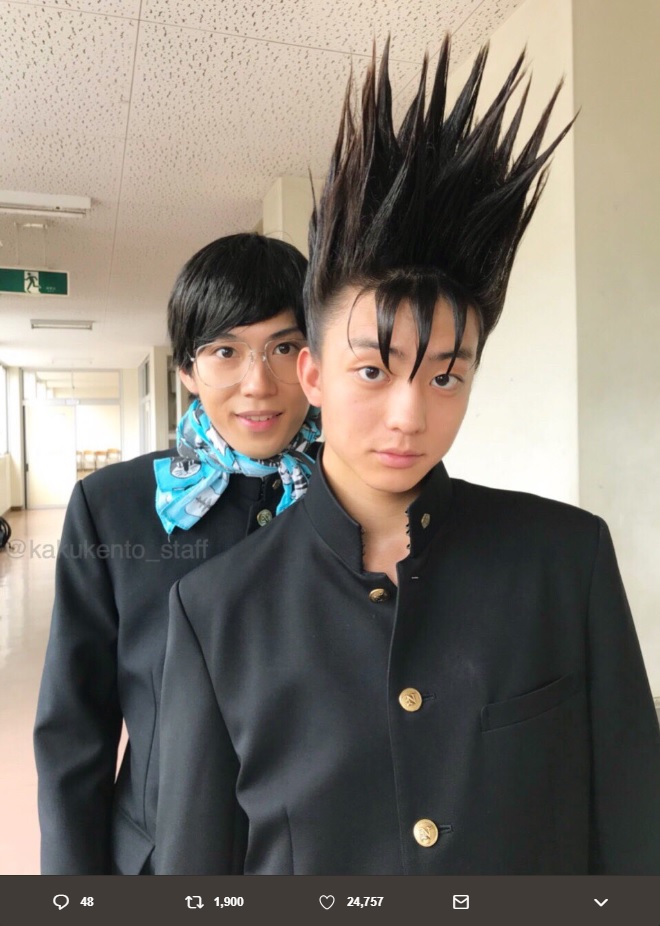 伊藤真司（伊藤健太郎）と髪を黒くした三橋貴志（賀来賢人）（画像は『賀来賢人 STAFF　2018年12月16日付Twitter「「今日から俺は!!」最終回!!」』のスクリーンショット）