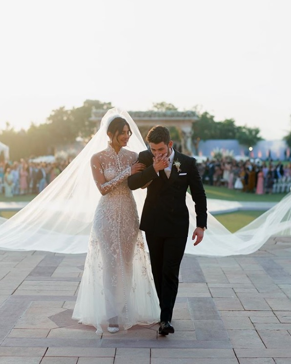 西洋式では「ラルフ・ローレン」のドレス＆タキシードで（画像は『Nick Jonas　2018年12月4日付Instagram「Happiest day of my life.」』のスクリーンショット）