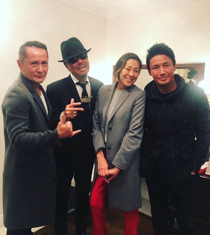 左から2人目がブラザー・コーン（画像は『RIKACO　2018年12月21日付Instagram「バブルガムブラザーズ復活ライブ」』のスクリーンショット）