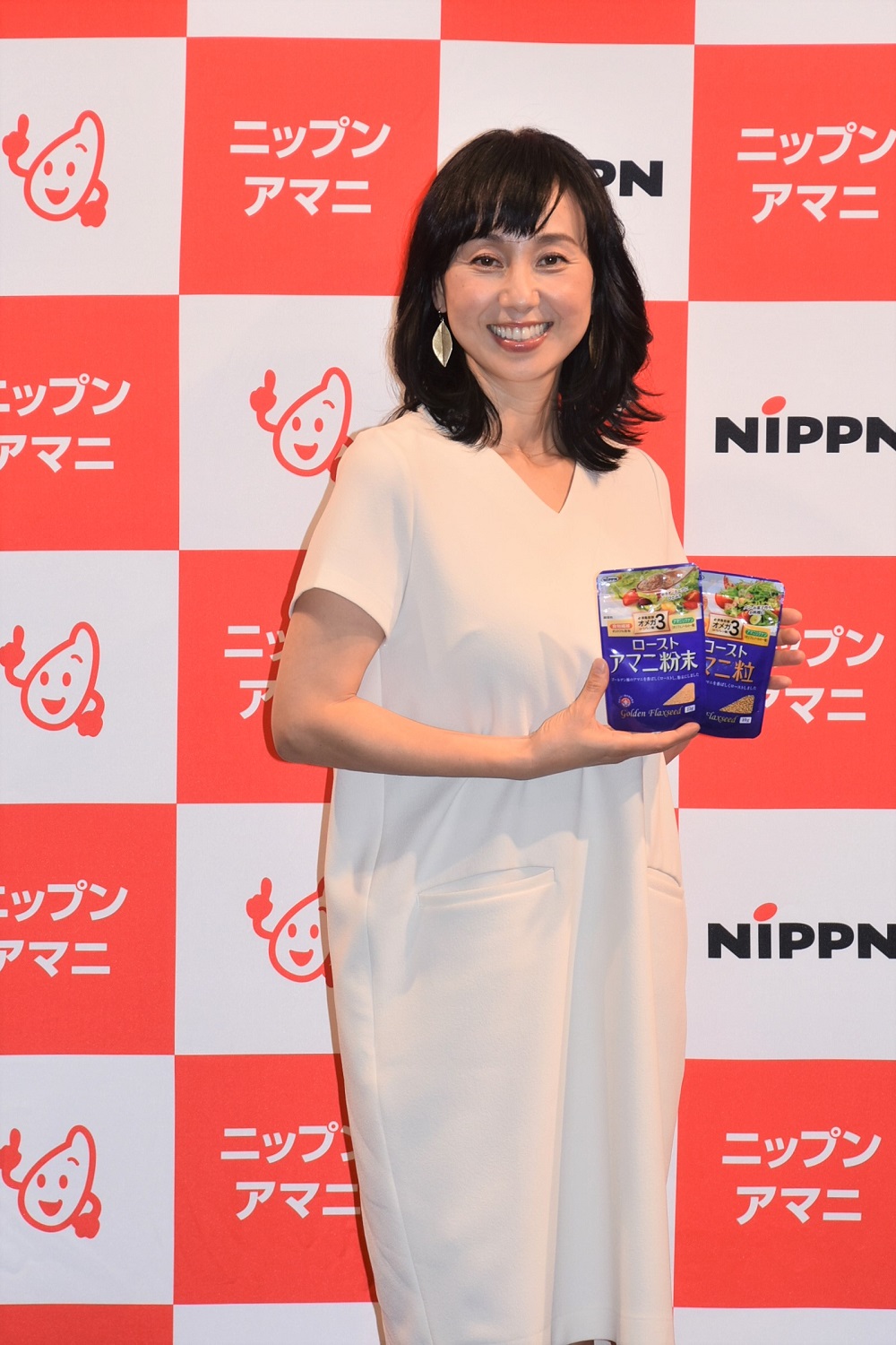 白いワンピースで登場した東尾理子