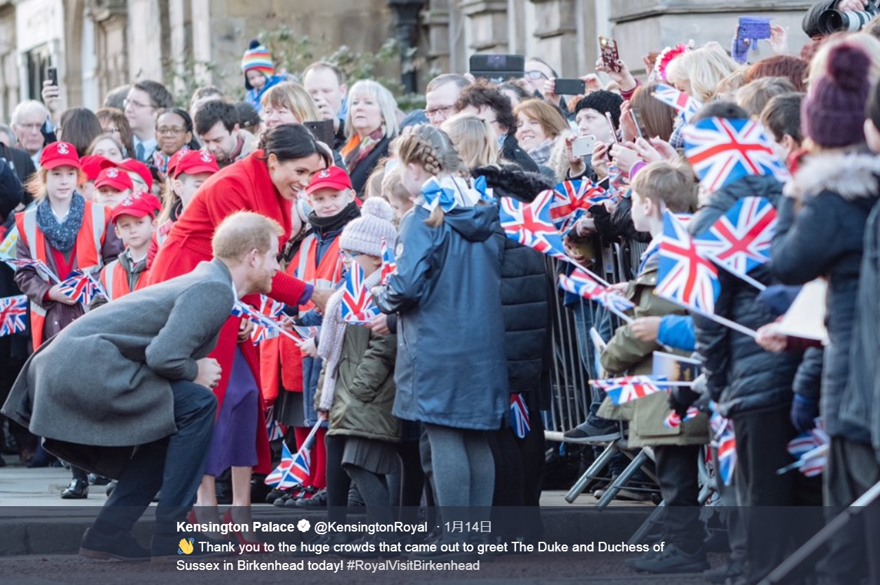 子供達に声をかけるヘンリー王子とメーガン妃（画像は『Kensington Palace　2019年1月15日付Twitter「Thank you to the huge crowds that came out to greet The Duke and Duchess of Sussex in Birkenhead today!」』のスクリーンショット）