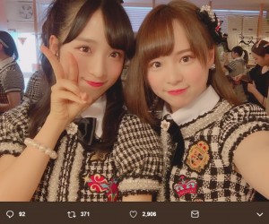 小栗有以と倉野尾成美（画像は『倉野尾成美　2019年1月1日付Twitter「元旦公演ありがとうございました！」』のスクリーンショット）