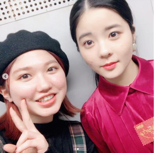 竹内朱莉と田村芽実（画像は『ANGERME（アンジュルム）　2019年1月8日付Instagram「60try部今日のゲストは同期のめいでした」』のスクリーンショット）