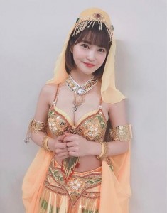 岸明日香、アラビアン衣装ショットの別アングル（画像は『岸明日香　2019年1月9日付Instagram「今夜19時～フジテレビ『志村けんのバカ殿様』コントにゲスト出演させて頂きます」』のスクリーンショット）