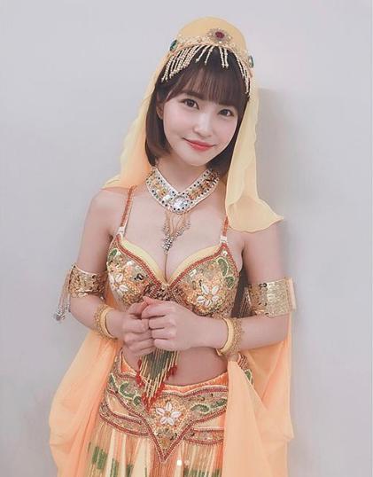 岸明日香、アラビアン衣装ショットの別アングル（画像は『岸明日香　2019年1月9日付Instagram「今夜19時～フジテレビ『志村けんのバカ殿様』コントにゲスト出演させて頂きます」』のスクリーンショット）