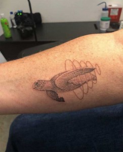 マイケル・J・フォックスのウミガメのタトゥー（画像は『Michael J Fox　2019年1月9日付Instagram「First tattoo, sea turtle, long story」』のスクリーンショット）