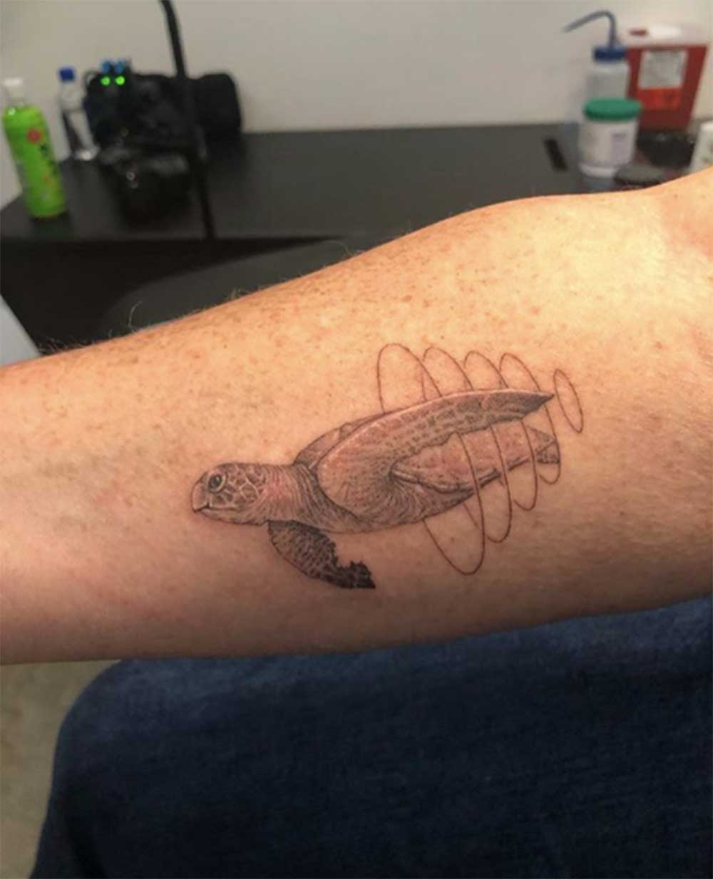 マイケル・J・フォックスのウミガメのタトゥー（画像は『Michael J Fox　2019年1月9日付Instagram「First tattoo, sea turtle, long story」』のスクリーンショット）