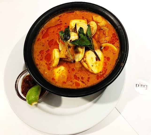 『シーフードカレーラクサ　Seafood curry laksa』（13.95ポンド＝約1953円）