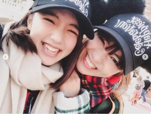 ディズニーシーで笑顔が止まらない真野恵里菜と宮澤佐江（画像は『宮澤佐江 Sae Miyazawa　2019年1月18日付Instagram「SEA～ ＠erinamano_official と行きました」』のスクリーンショット）